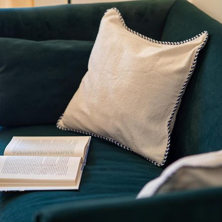Stylish Flat With Balcony - 15 Min To Duomo Apartman Milánó Kültér fotó
