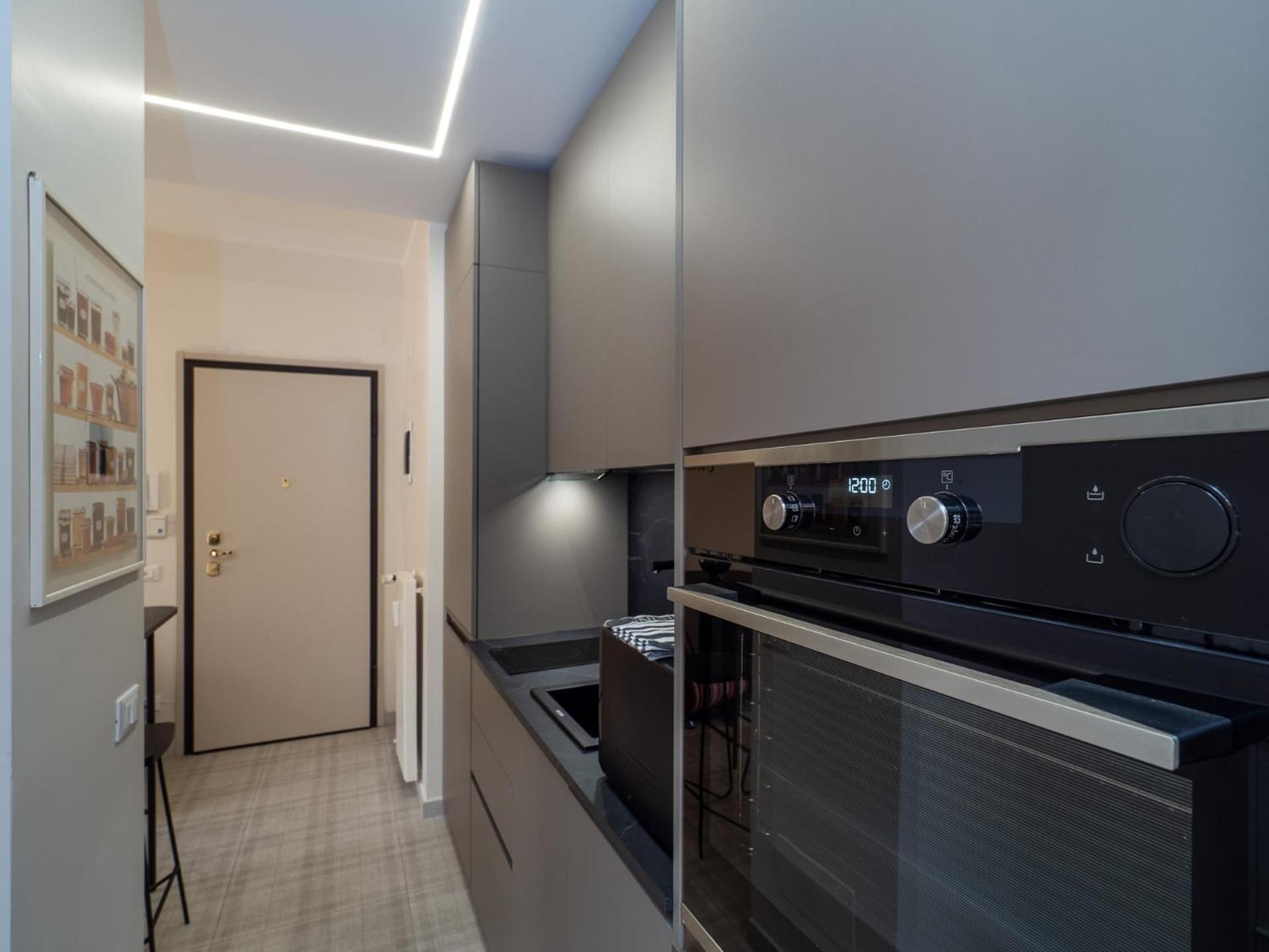 Stylish Flat With Balcony - 15 Min To Duomo Apartman Milánó Kültér fotó