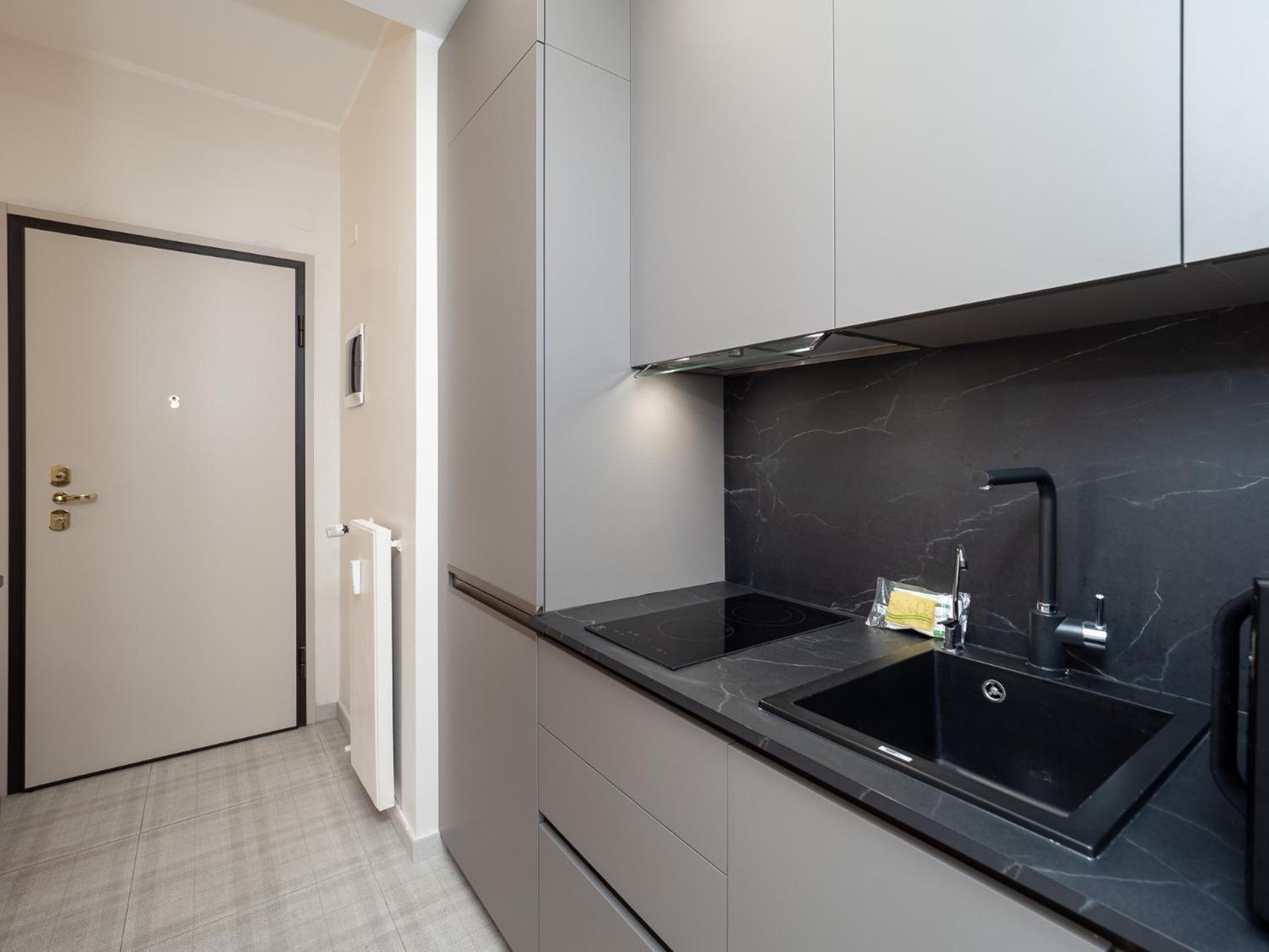 Stylish Flat With Balcony - 15 Min To Duomo Apartman Milánó Kültér fotó